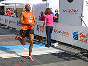 Kedir Burka siegte beim Halbmarathon in einer Zeit von 1:11:37 h (©Foto: Martin Schmitz)